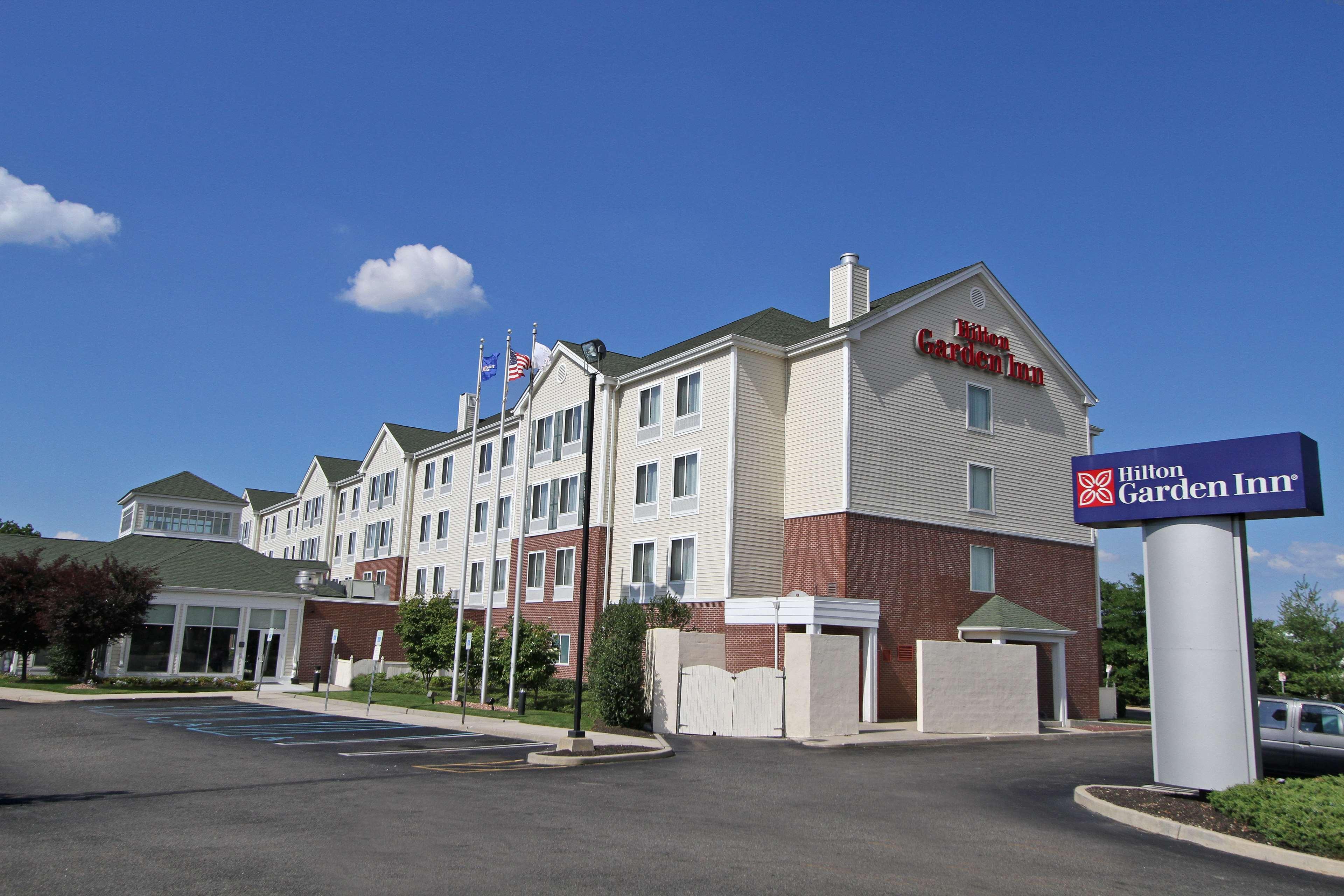 Hilton Garden Inn Westbury Exterior photo