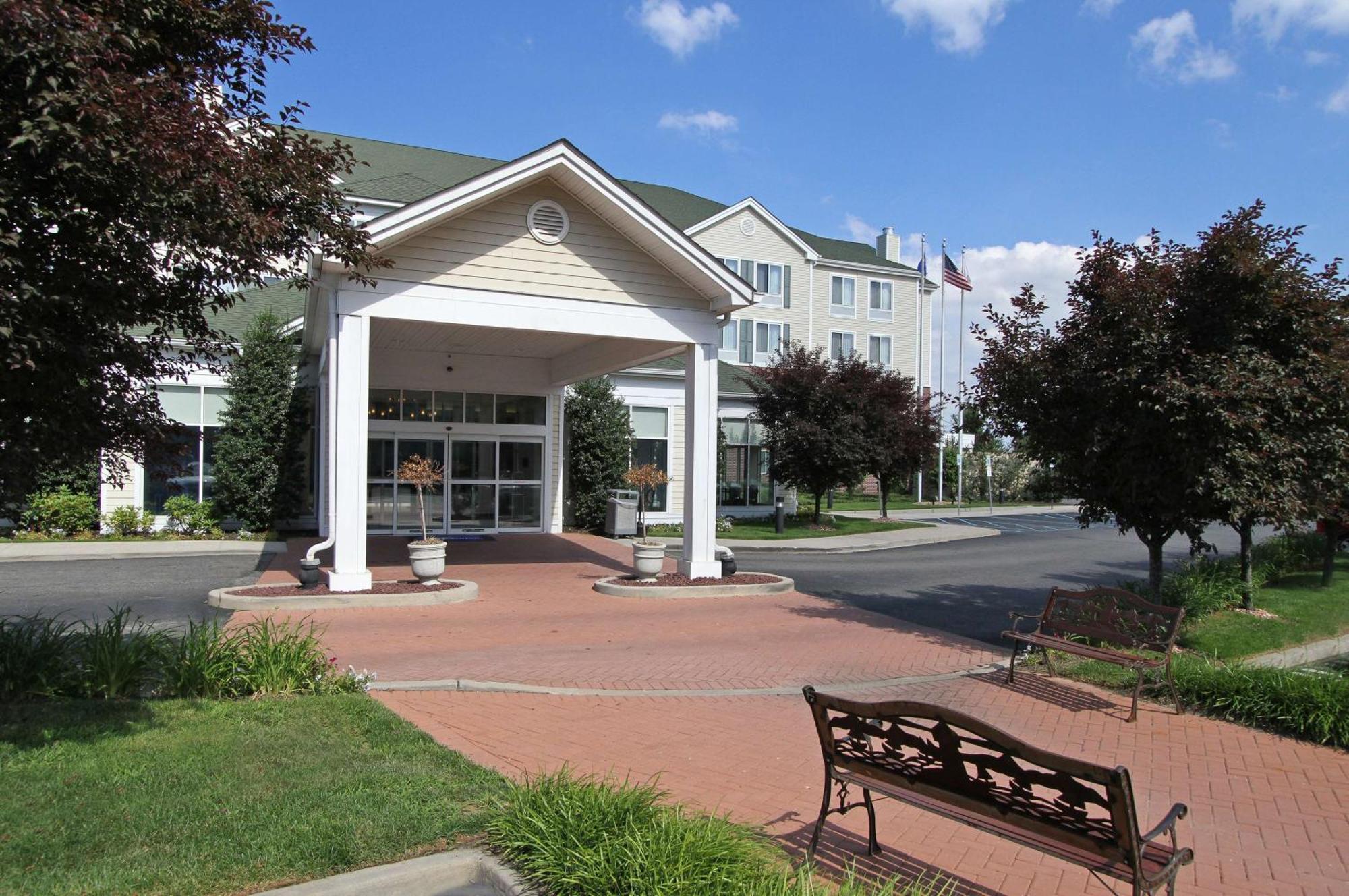 Hilton Garden Inn Westbury Exterior photo