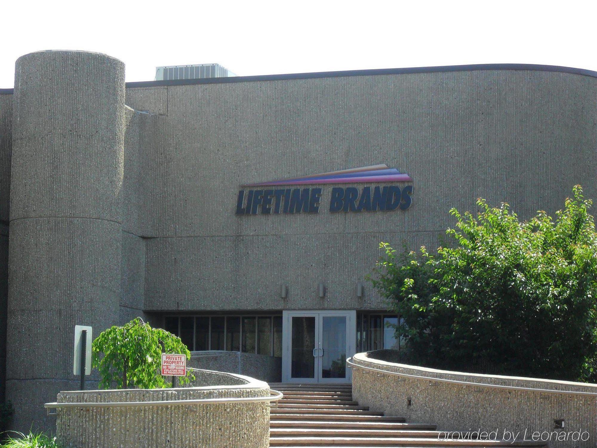 Hilton Garden Inn Westbury Exterior photo